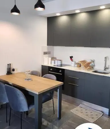 Courtyard Apartment *